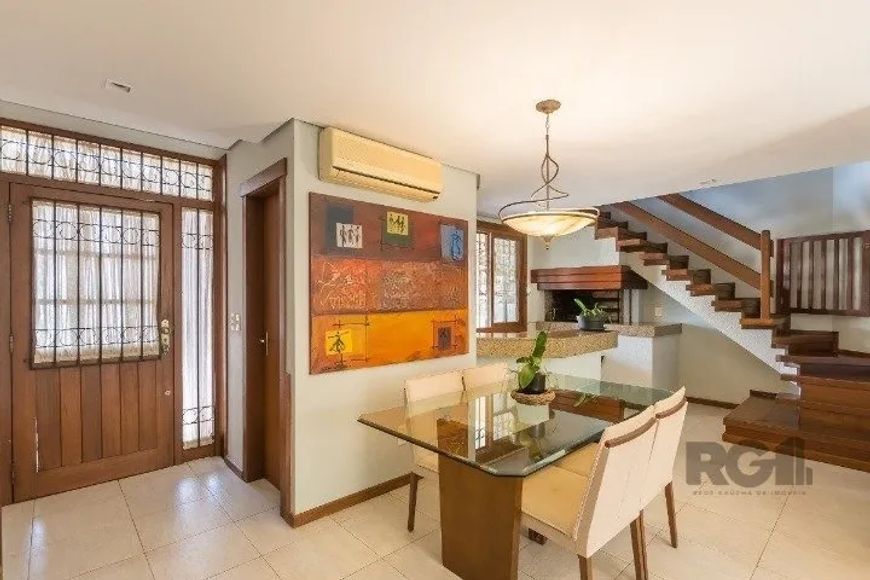 A casa em condomínio possui um ótimo padrão de construção, seguindo o estilo Clave. Ela está localiz