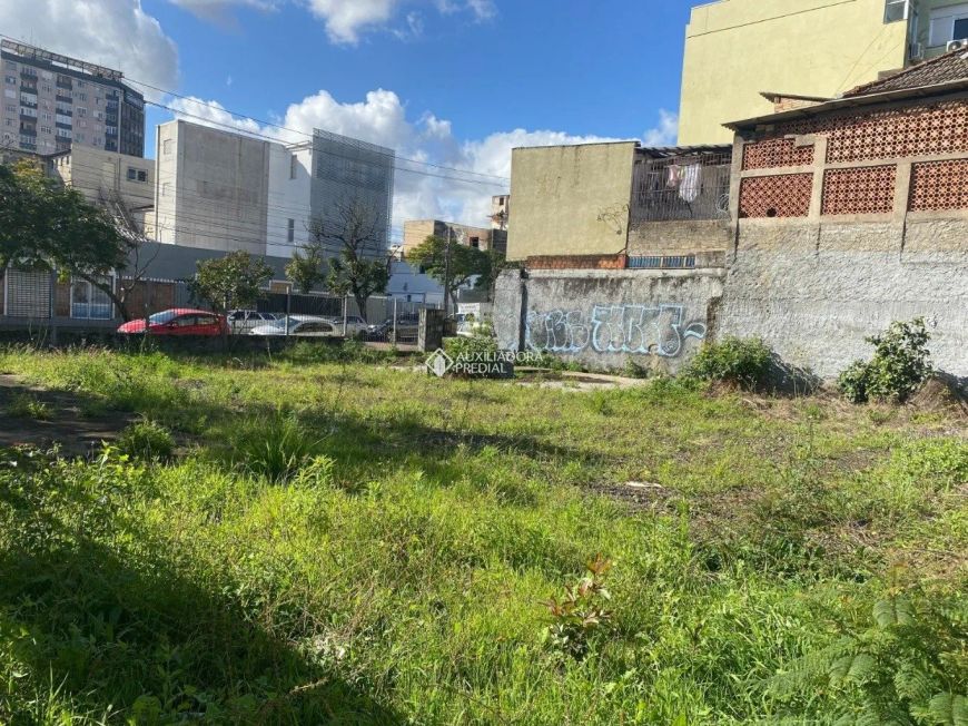 ÓTIMO TERRENO DE ESQUINA, PLANO, CERCADO, PERFEITO PARA COMÉRCIO
