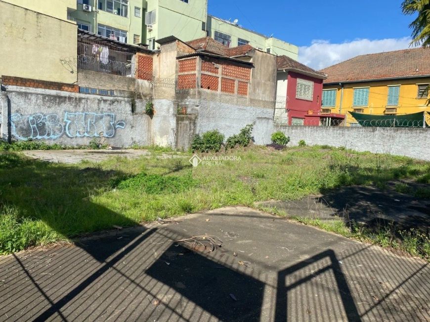 ÓTIMO TERRENO DE ESQUINA, PLANO, CERCADO, PERFEITO PARA COMÉRCIO