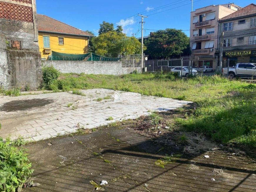 ÓTIMO TERRENO DE ESQUINA, PLANO, CERCADO, PERFEITO PARA COMÉRCIO