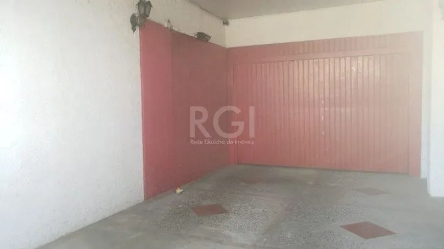 Prédio comercial no bairro Sarandi. 28 apartamentos sendo 3 sem garagem, 3 suítes máster com banheir
