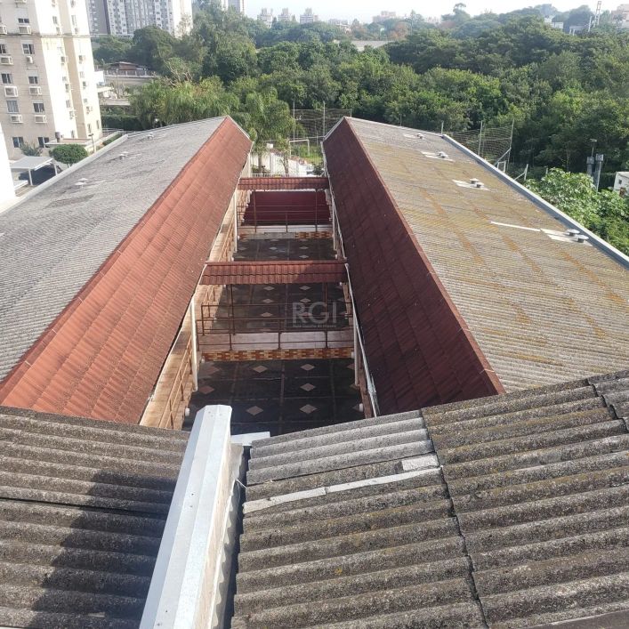 Prédio comercial no bairro Sarandi. 28 apartamentos sendo 3 sem garagem, 3 suítes máster com banheir