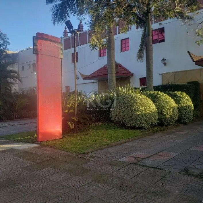 Prédio comercial no bairro Sarandi. 28 apartamentos sendo 3 sem garagem, 3 suítes máster com banheir