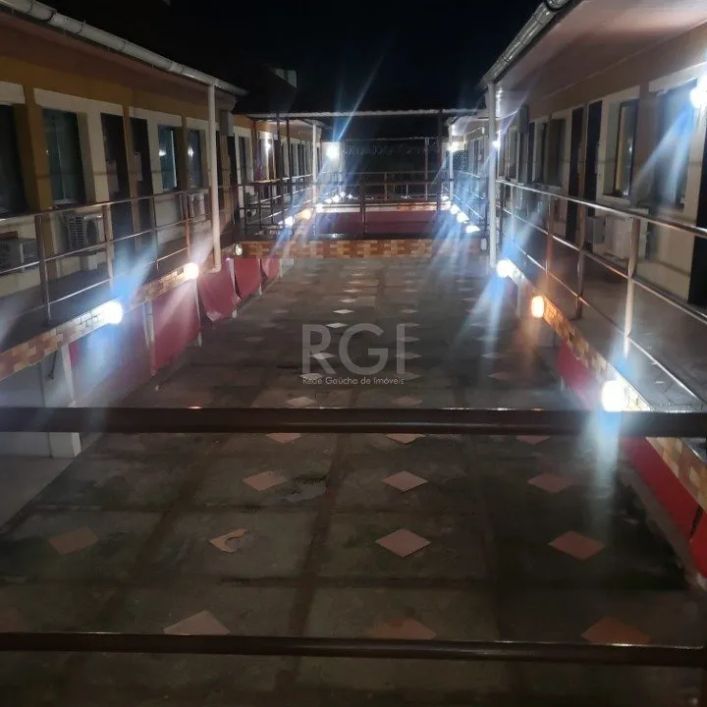 Prédio comercial no bairro Sarandi. 28 apartamentos sendo 3 sem garagem, 3 suítes máster com banheir