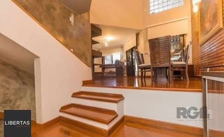 Casa sobrado no Cristal de 3 dormitórios e 3 vagas
