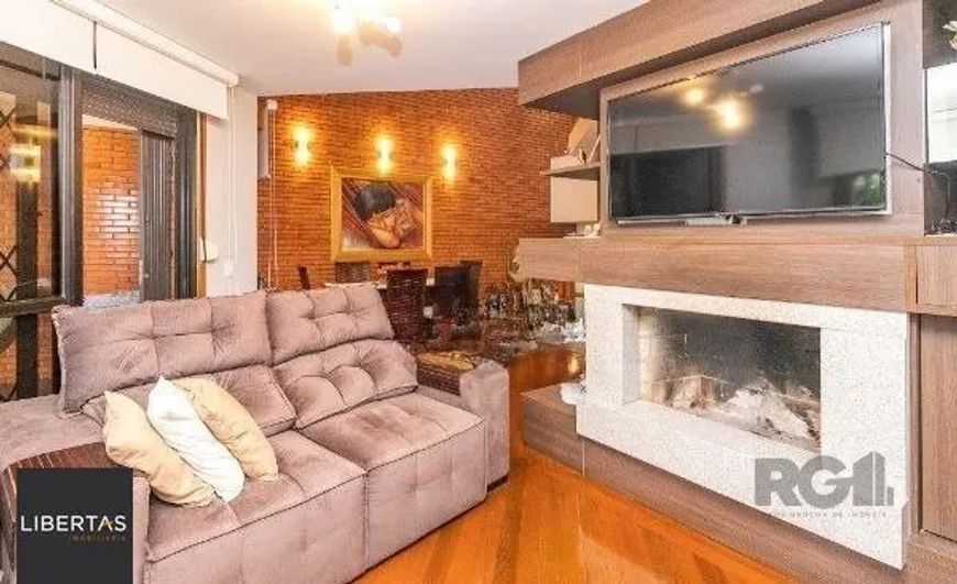 Casa sobrado no Cristal de 3 dormitórios e 3 vagas