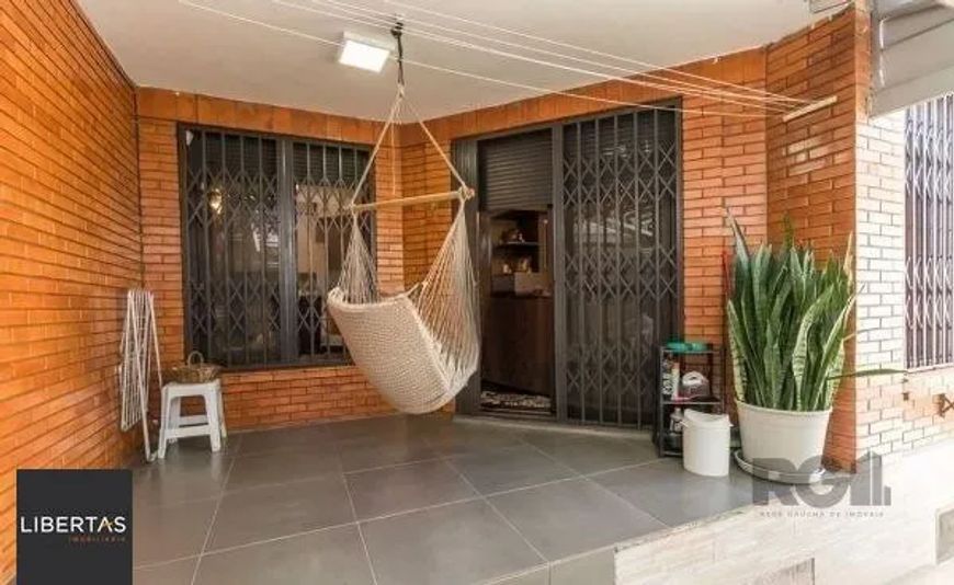 Casa sobrado no Cristal de 3 dormitórios e 3 vagas