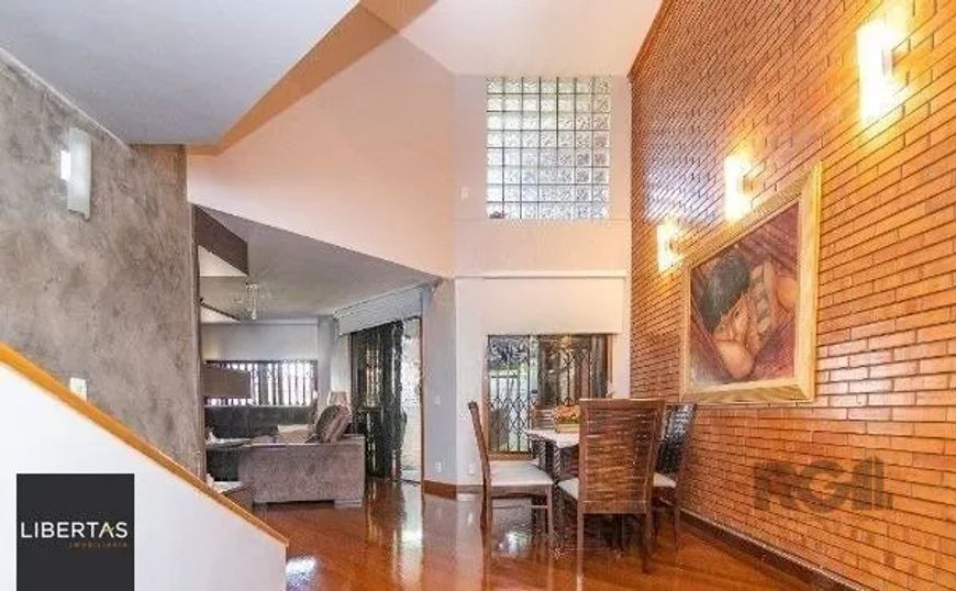 Casa sobrado no Cristal de 3 dormitórios e 3 vagas