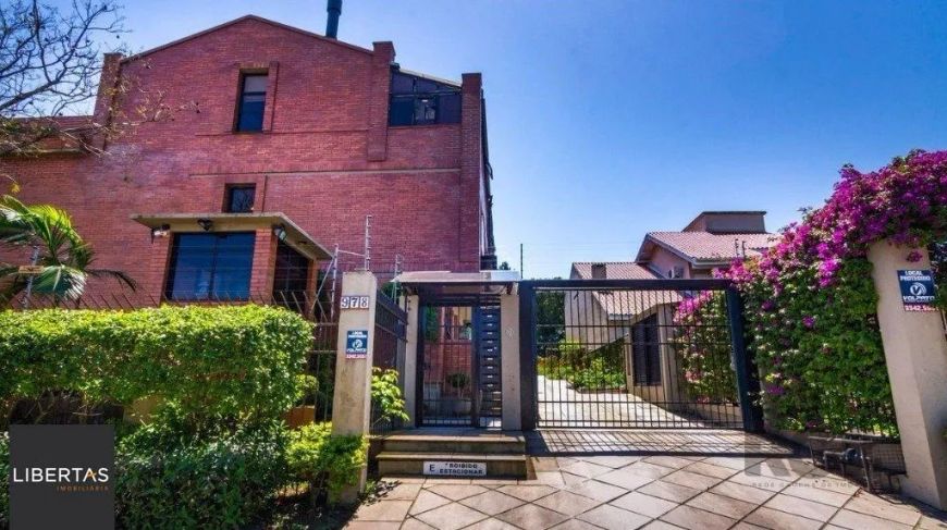 Casa sobrado no Cristal de 3 dormitórios e 3 vagas