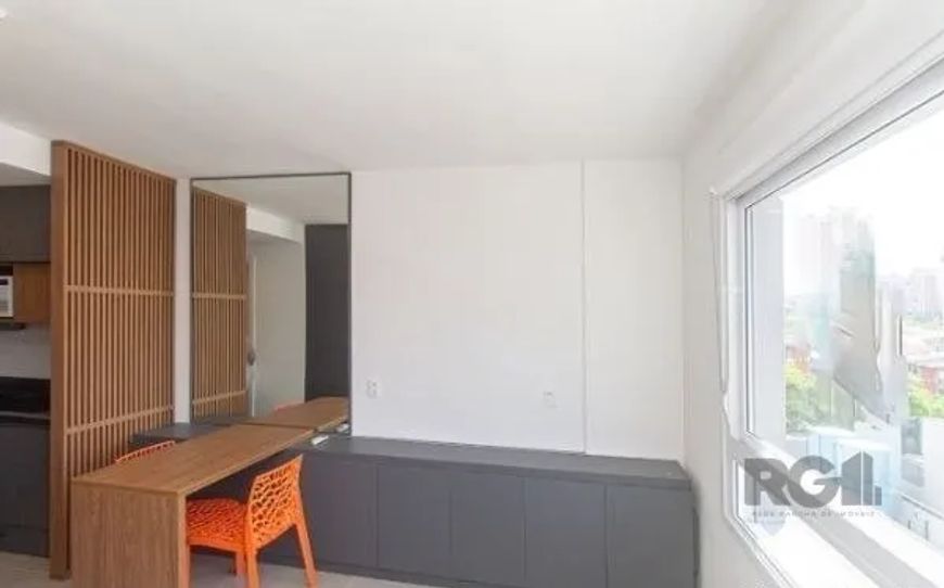 Lindo Loft aconchegante, com excelente localização próximo à PUCRS e ao Carrefour Hipermercado, ofer