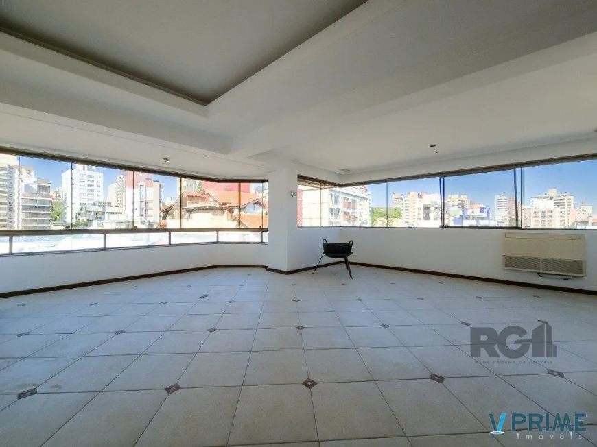 Cobertura com 222m² privativos, 3 quartos, 1 suite, lareira, piscina, 2 vagas no