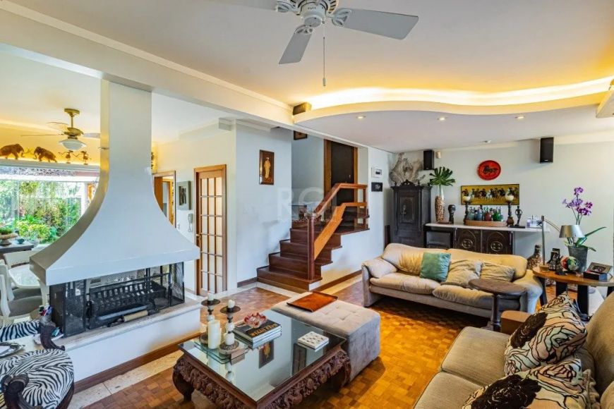 Excelente Casa em Condomínio Alto Padrão, semi mobiliada, com 04 dormitórios no bairro TRISTEZA, zon