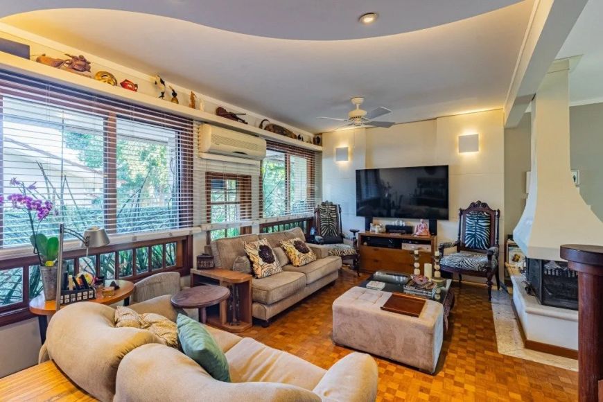 Excelente Casa em Condomínio Alto Padrão, semi mobiliada, com 04 dormitórios no bairro TRISTEZA, zon