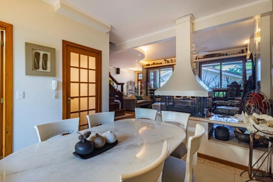 Excelente Casa em Condomínio Alto Padrão, semi mobiliada, com 04 dormitórios no bairro TRISTEZA, zon