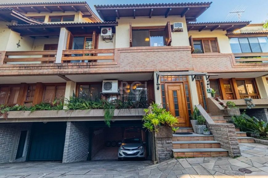 Excelente Casa em Condomínio Alto Padrão, semi mobiliada, com 04 dormitórios no bairro TRISTEZA, zon