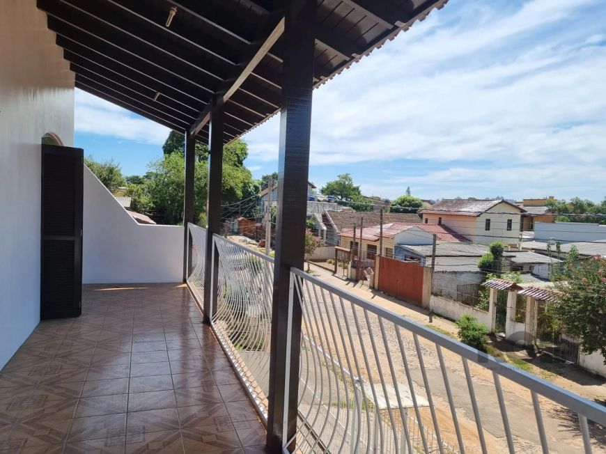 **Casa Residencial de 5 Quartos e 3 Banheiros no Partenon, Porto Alegre** Ótima residência de 5 quar