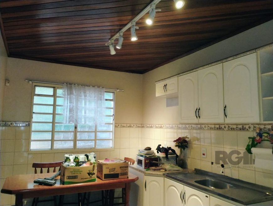 **Casa Residencial de 5 Quartos e 3 Banheiros no Partenon, Porto Alegre** Ótima residência de 5 quar