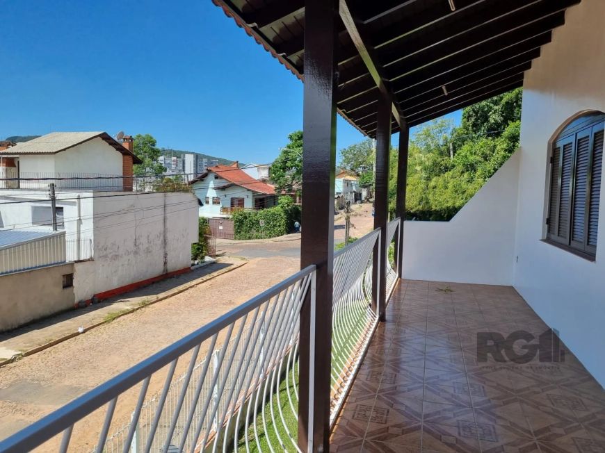 **Casa Residencial de 5 Quartos e 3 Banheiros no Partenon, Porto Alegre** Ótima residência de 5 quar