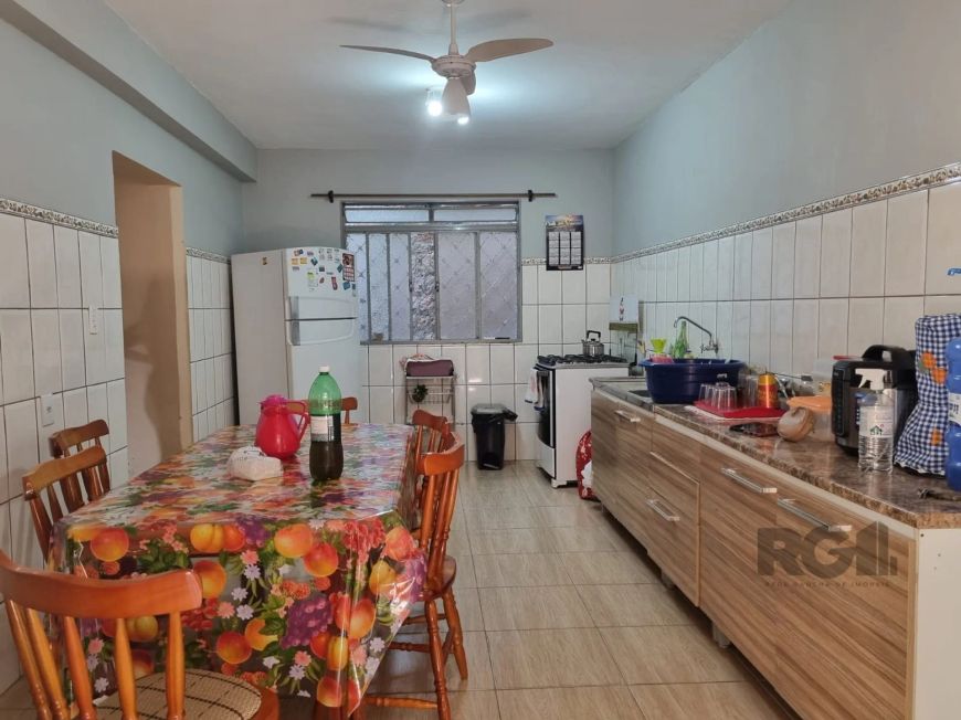 **Casa Residencial de 5 Quartos e 3 Banheiros no Partenon, Porto Alegre** Ótima residência de 5 quar