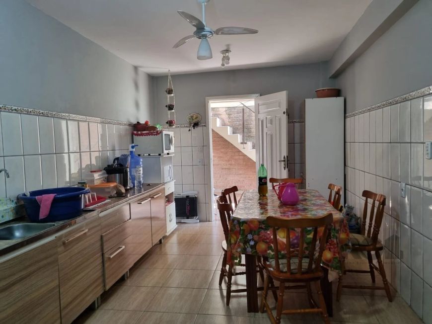 **Casa Residencial de 5 Quartos e 3 Banheiros no Partenon, Porto Alegre** Ótima residência de 5 quar
