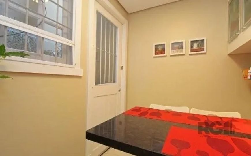 Maravilhosa Casa em condomínio semimobiliada de 337 m² com 3 suítes, living 4 ambientes, lareira e l