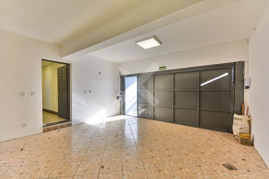Ampla casa comercial reformada e climatizada PUCRS