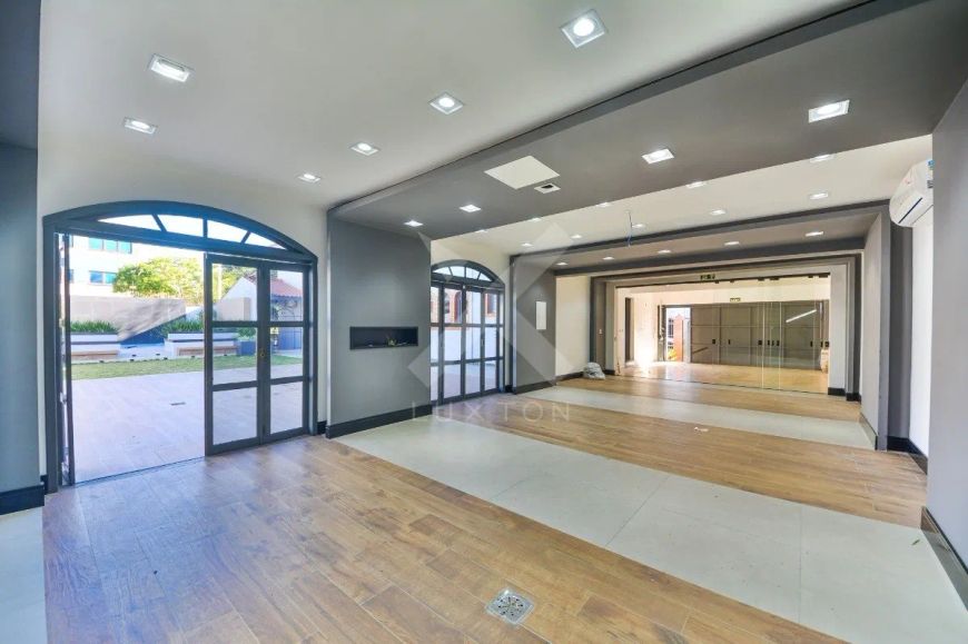 Ampla casa comercial reformada e climatizada PUCRS