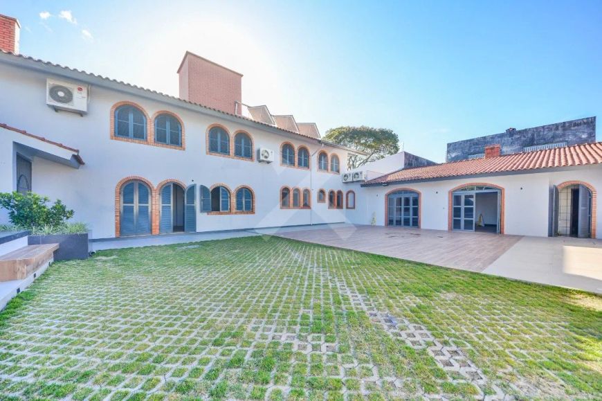 Ampla casa comercial reformada e climatizada PUCRS