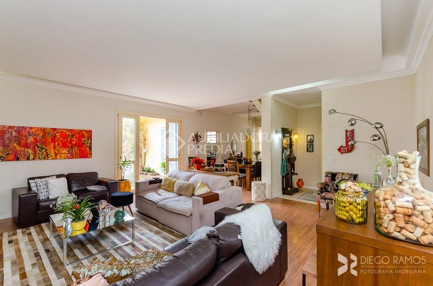 Casa para venda possui 281 metros quadrados com 3 quartos em Jardim Lindóia - Porto Alegre - RS
