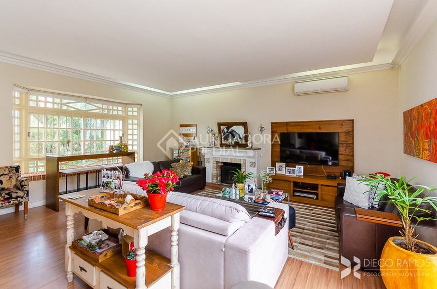 Casa para venda possui 281 metros quadrados com 3 quartos em Jardim Lindóia - Porto Alegre - RS