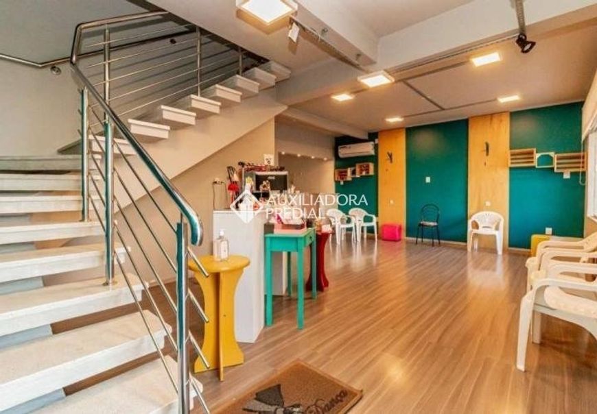 Casa Comercial - 193m2, 6 salas, 3 dorm, pátio, garagem - Av Benno Mentz!