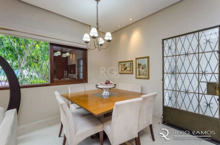 Com 4 (quatro) dormitórios amplos, uma cozinha convidativa, sala arejada e uma lavanderia prática, e