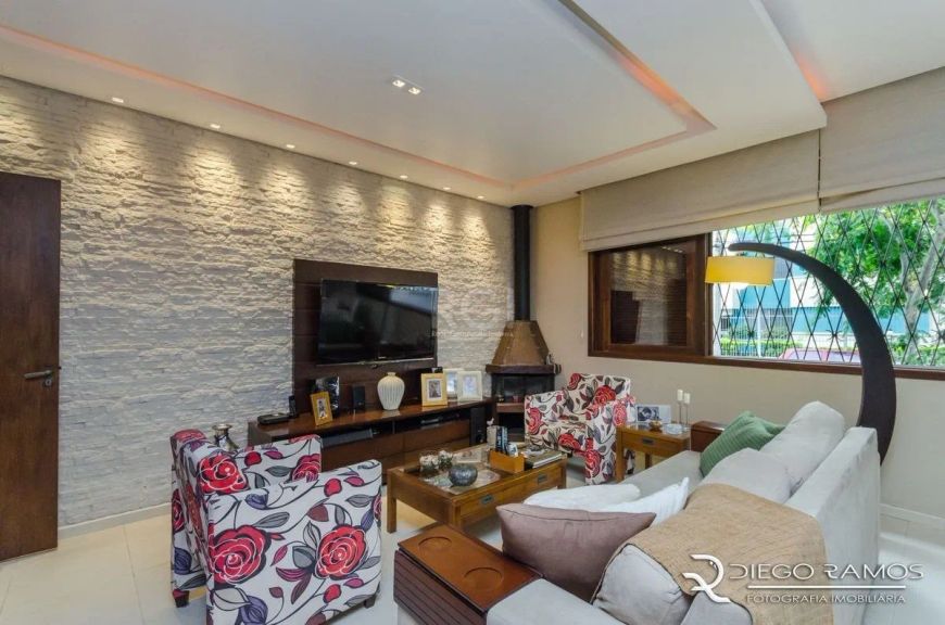Com 4 (quatro) dormitórios amplos, uma cozinha convidativa, sala arejada e uma lavanderia prática, e