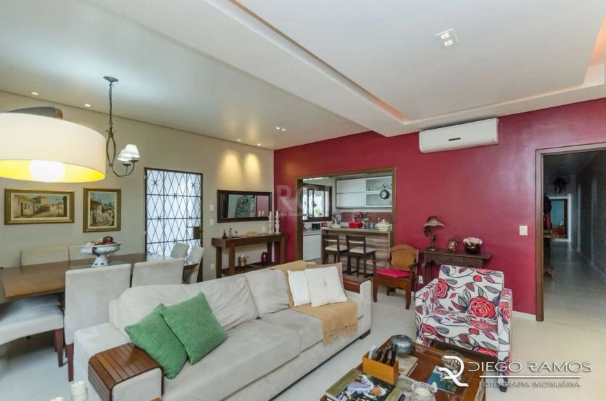 Com 4 (quatro) dormitórios amplos, uma cozinha convidativa, sala arejada e uma lavanderia prática, e