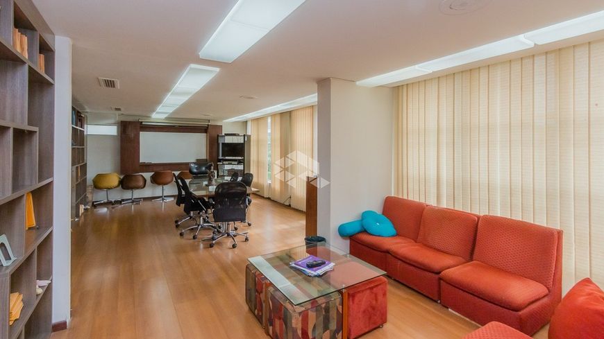 Excelente Clínica Médica, em andar inteiro, 321 m², 7 vagas de garagem no bairro Moinhos de Vento