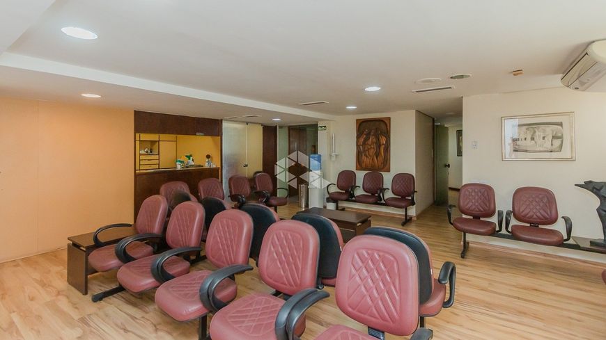 Excelente Clínica Médica, em andar inteiro, 321 m², 7 vagas de garagem no bairro Moinhos de Vento
