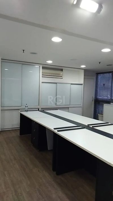 Vende-se ótima sala comercial de 80m2, de frente, mobiliada, composta de recepção, sala de reunião,1