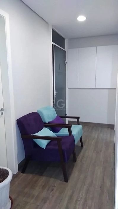 Vende-se ótima sala comercial de 80m2, de frente, mobiliada, composta de recepção, sala de reunião,1