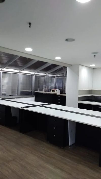 Vende-se ótima sala comercial de 80m2, de frente, mobiliada, composta de recepção, sala de reunião,1