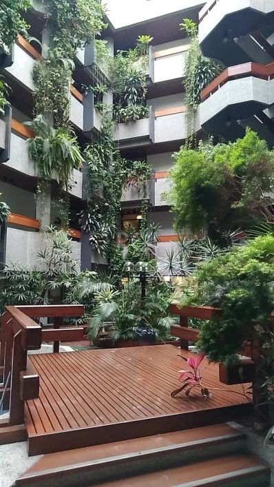 Vende-se ótima sala comercial de 80m2, de frente, mobiliada, composta de recepção, sala de reunião,1