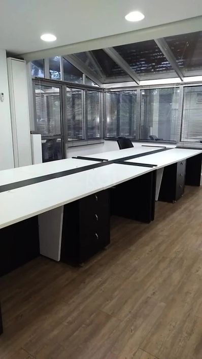 Vende-se ótima sala comercial de 80m2, de frente, mobiliada, composta de recepção, sala de reunião,1