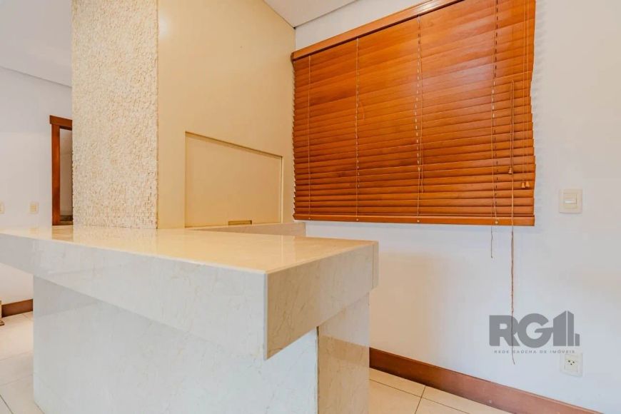 Ótima residência com 294m², 3 andares muito bem distribuídos e com armários planejados.Na andar térr