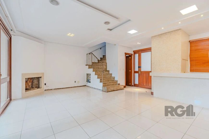 Ótima residência com 294m², 3 andares muito bem distribuídos e com armários planejados.Na andar térr