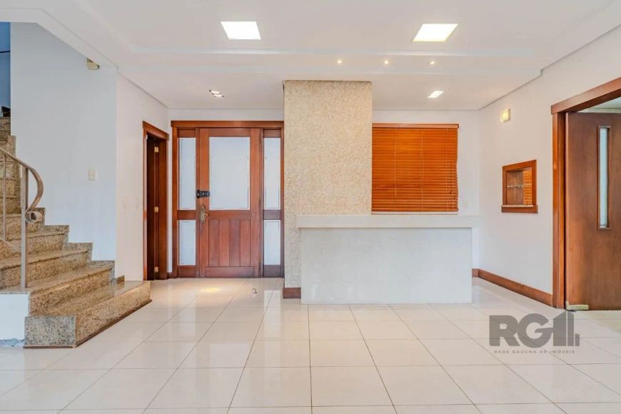 Ótima residência com 294m², 3 andares muito bem distribuídos e com armários planejados.Na andar térr