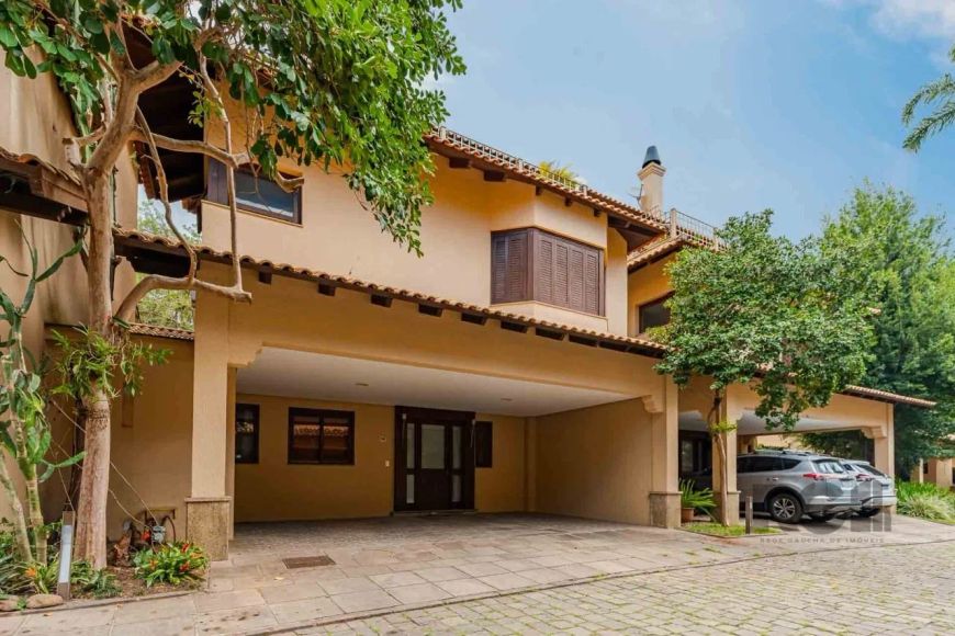Ótima residência com 294m², 3 andares muito bem distribuídos e com armários planejados.Na andar térr