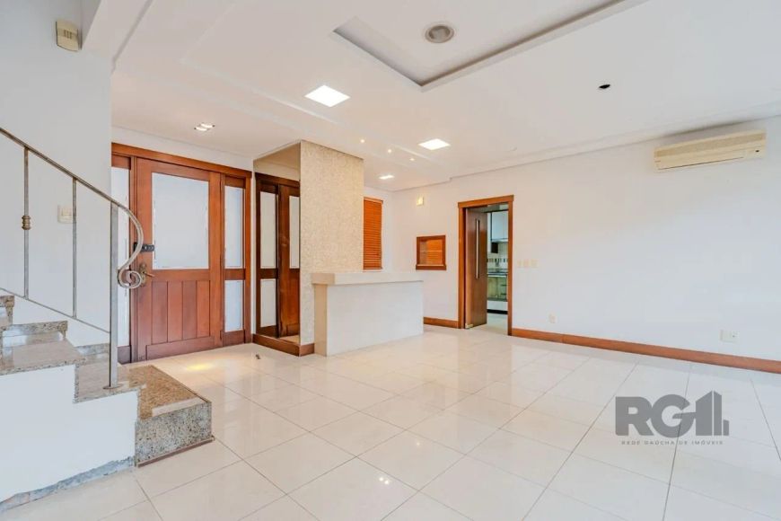 Ótima residência com 294m², 3 andares muito bem distribuídos e com armários planejados.Na andar térr