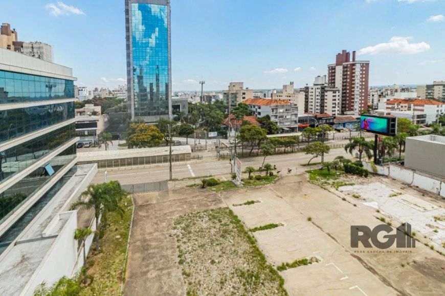 Cobertura impecável semi-mobiliada com linda vista para o Guaíba e aeroporto, parte inferior com 3 d