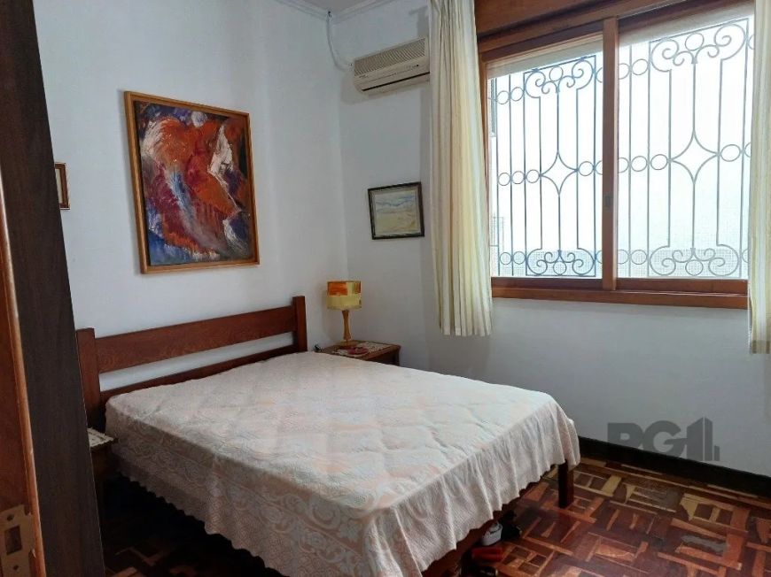 Casa averbada, espaçosa e iluminada.Na entrada principal você encontra 3 dormitórios, sendo um suíte