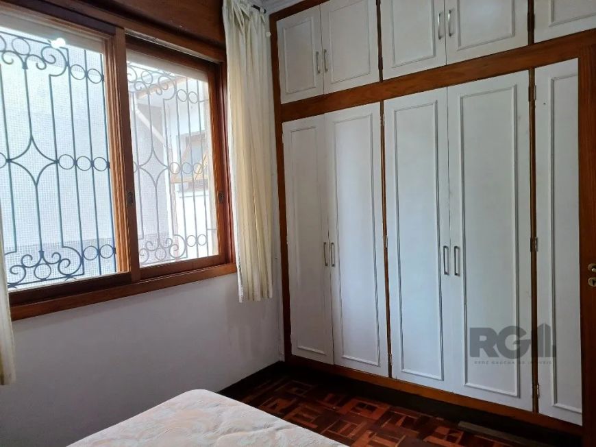 Casa averbada, espaçosa e iluminada.Na entrada principal você encontra 3 dormitórios, sendo um suíte