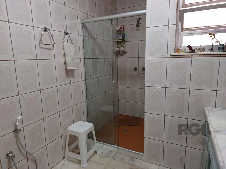 Casa averbada, espaçosa e iluminada.Na entrada principal você encontra 3 dormitórios, sendo um suíte